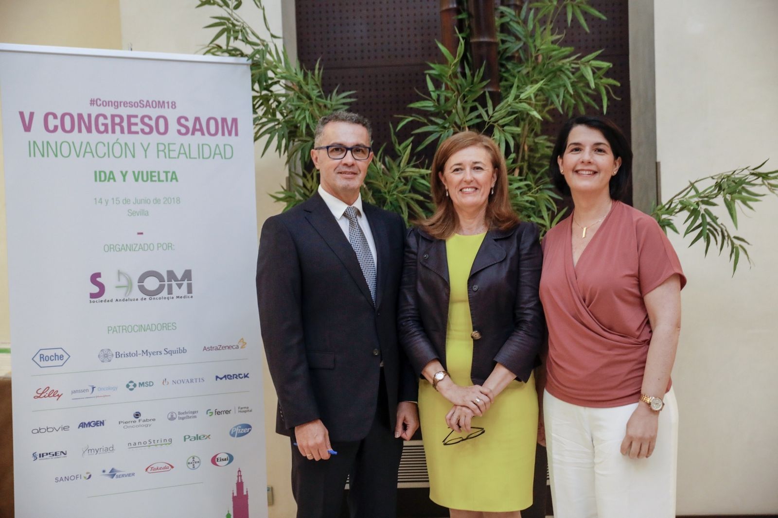 El doctor Manuel Ruiz, vicepresidente de SAOM,  María Dolores Alguacil, directora de Asistencia Sanitaria, y Reyes Bernabé, presidenta de SAOM.