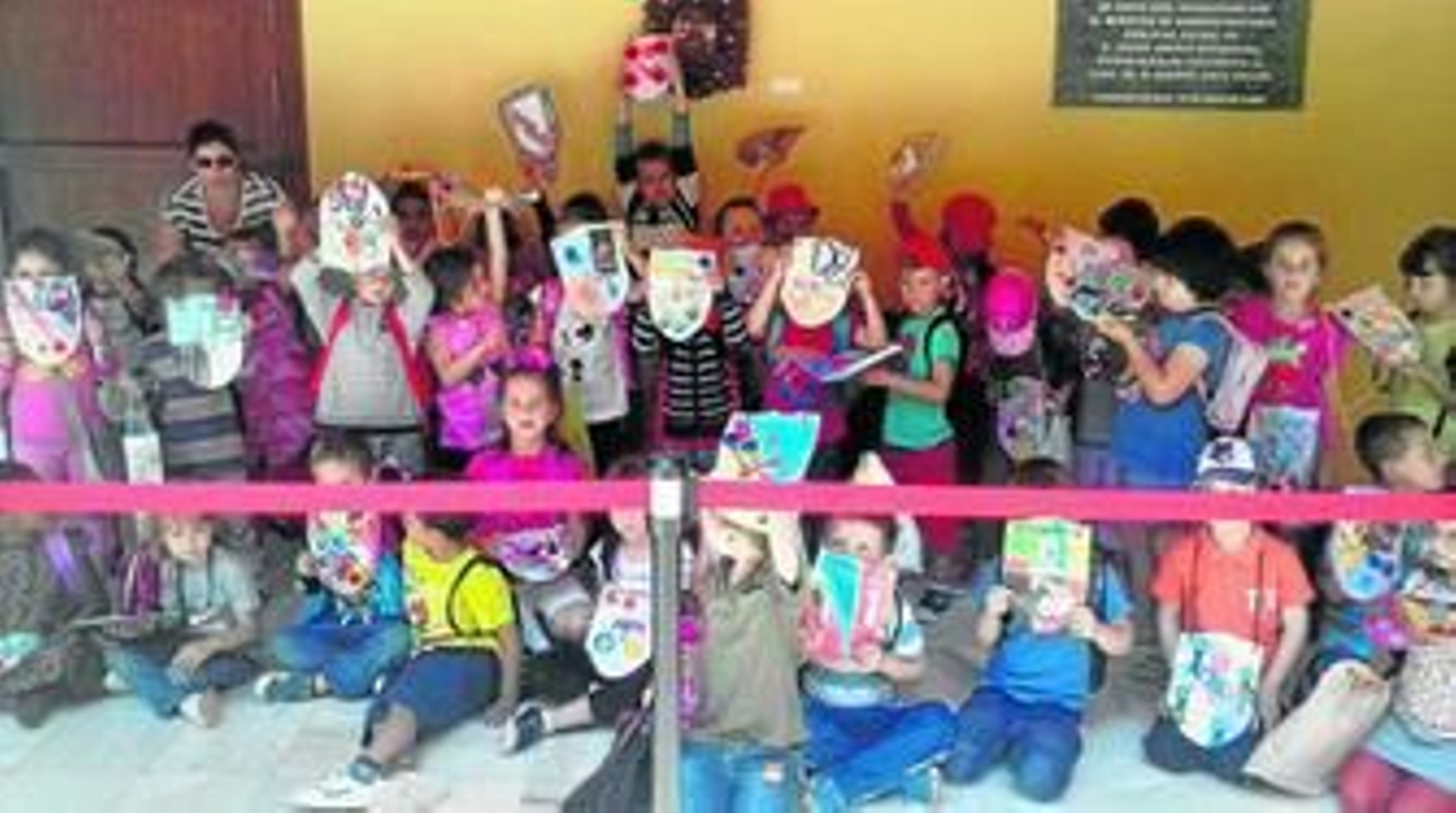 Los alumnos muestran orgullosos sus creaciones.