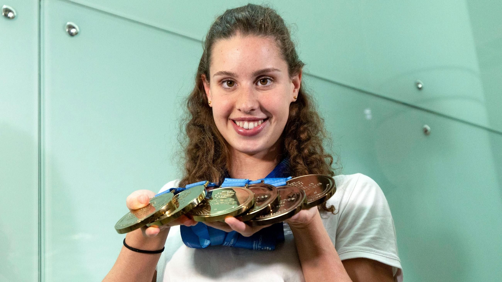 Iris Tió posa con las medallas conseguidas en el Mundial