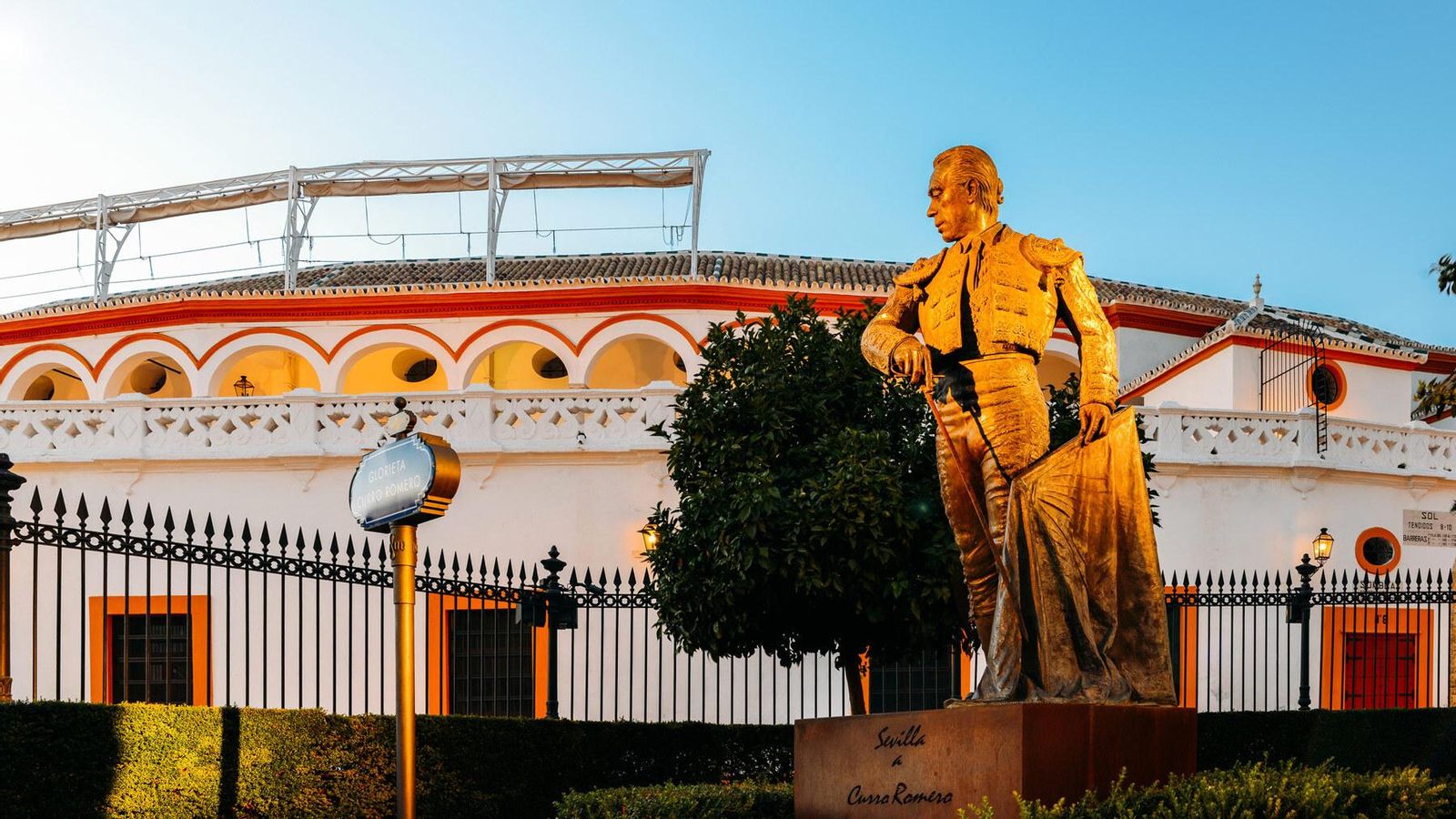 Curro Romero nos recibe a las puertas de La Maestranza.