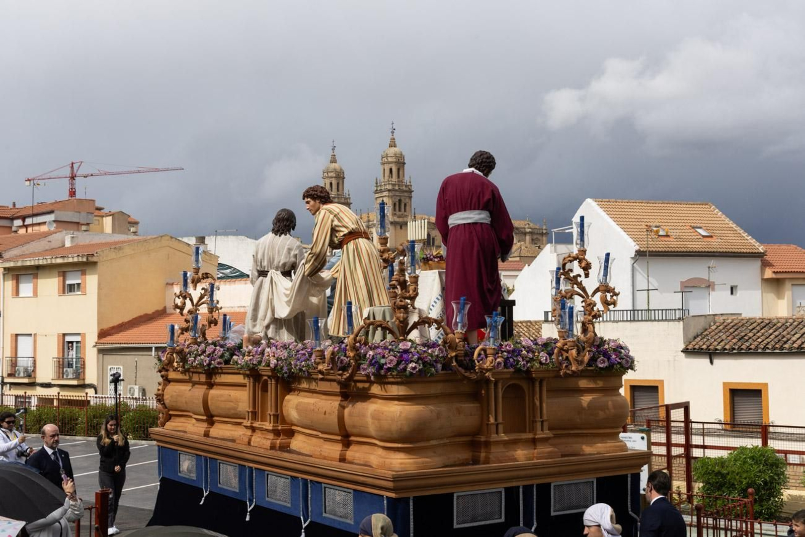 La temida lluvia impide el desarrollo normal de este Martes Santo