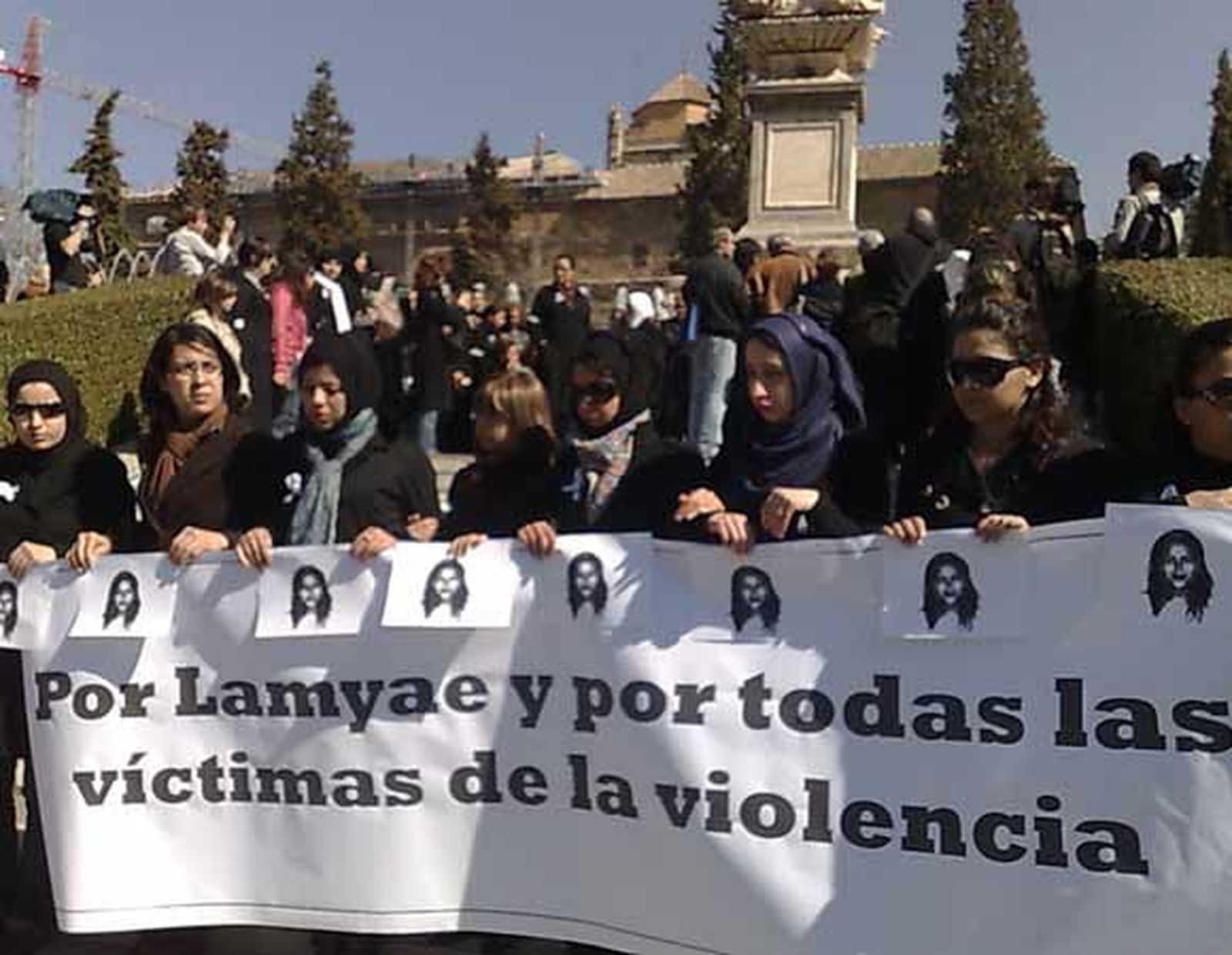 Unas dos mil personas rinden homenaje a Lamyae en El Triunfo