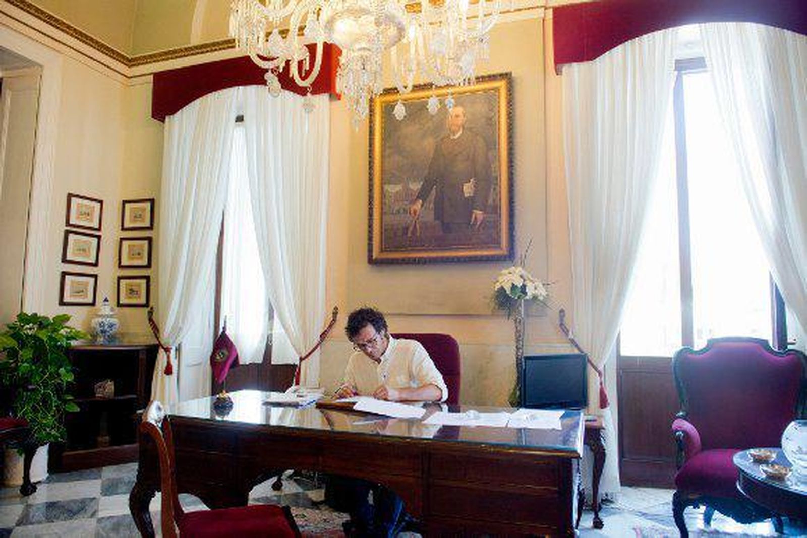 El alcalde de Cádiz, en su despacho con el cuadro de Fermín Salvochea.