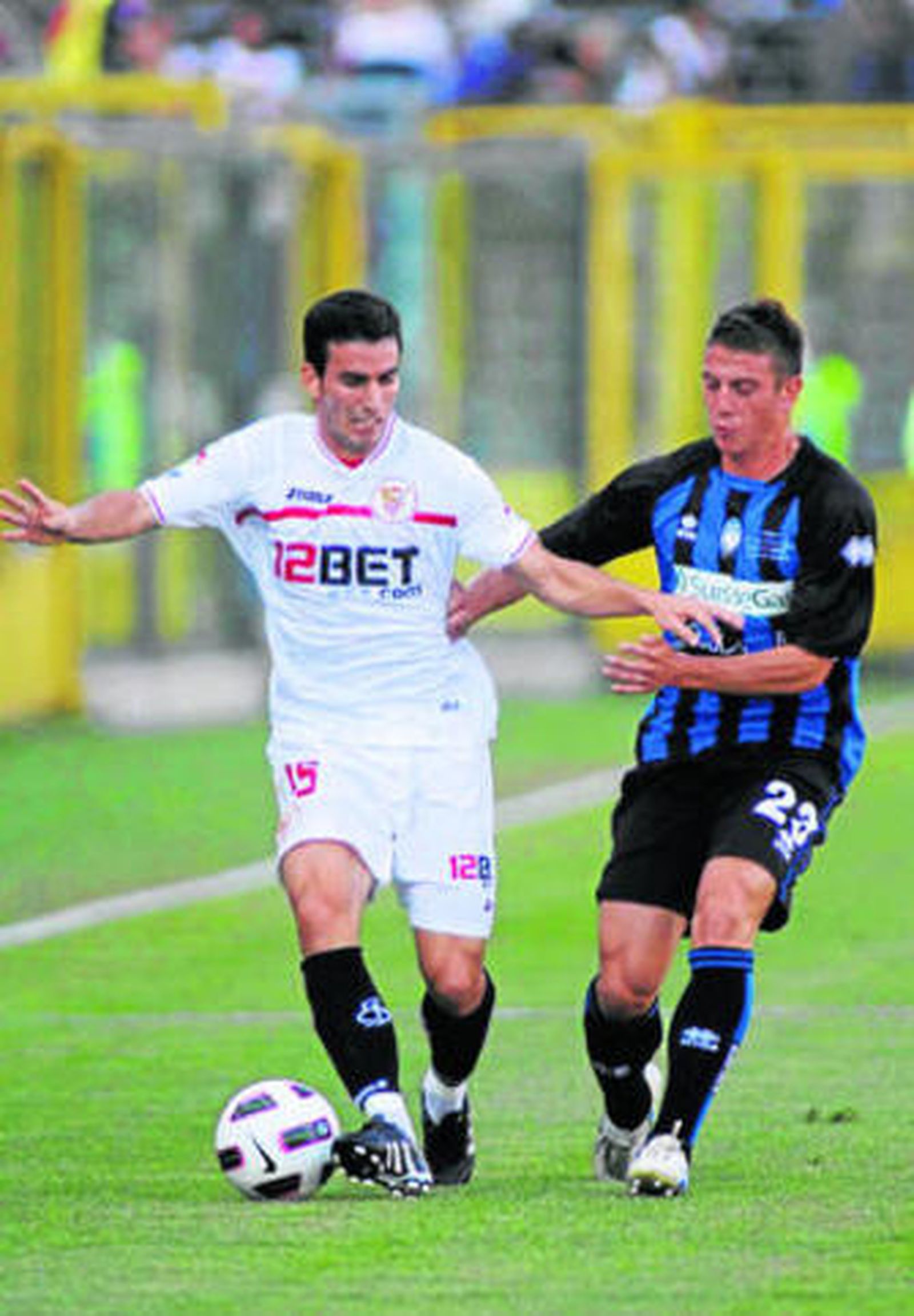 Alfaro intenta marcharse con el balón controlado de Pettinari.
