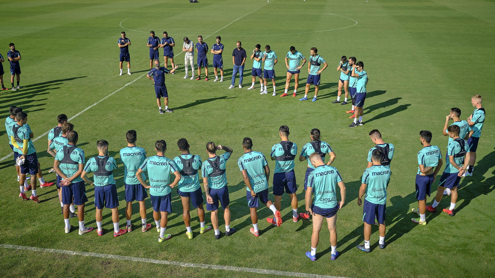 Charla de Cervera a sus jugadores en un entrenamiento.