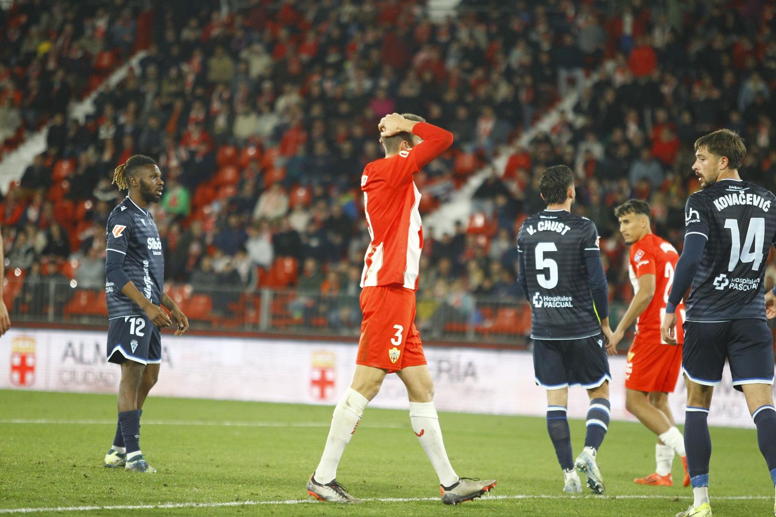 La U.D. Almería empata a uno contra el Cádiz y es campeón de invierno, en imágenes