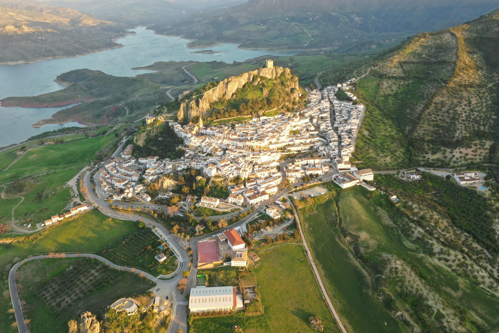 Una vista de Zahara de la Sierra, con el pantano al fondo