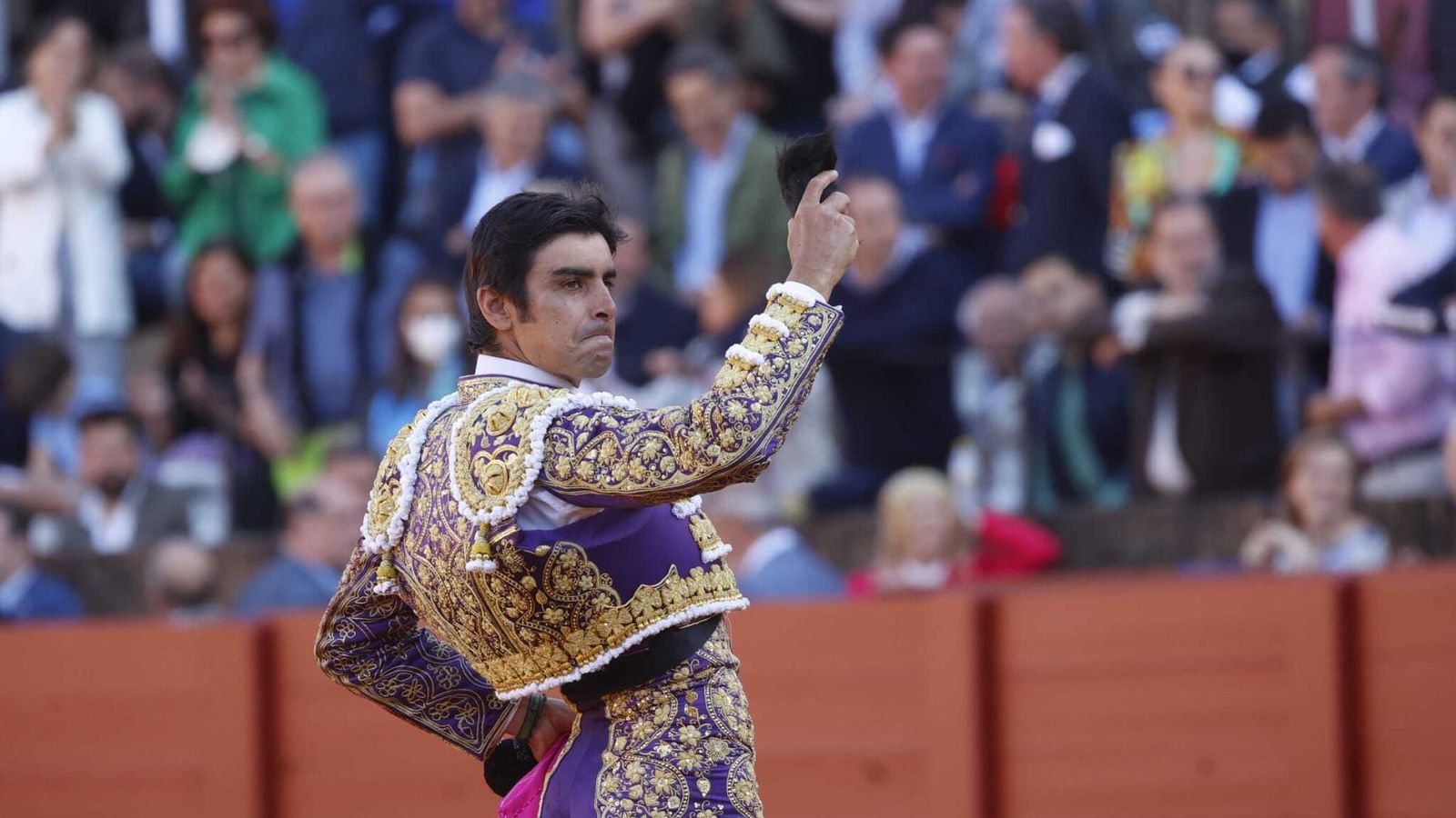 Miguel Ángel Perera, con el trofeo cortado al segundo toro.