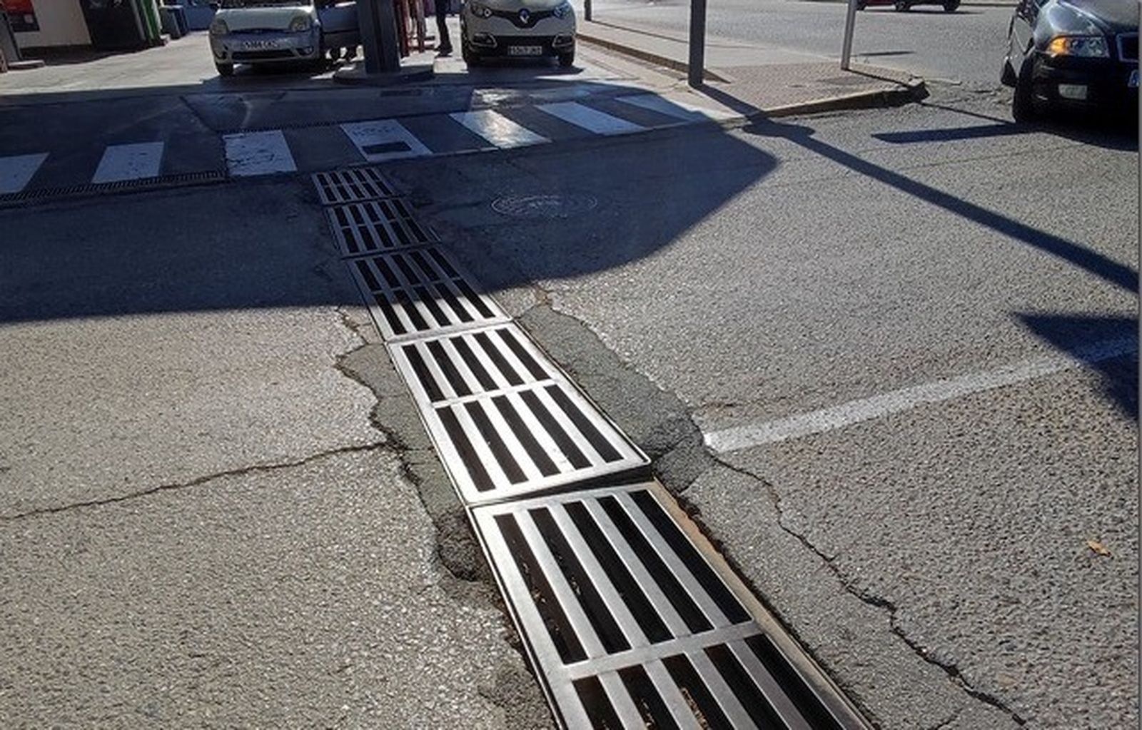 Rejillas de los imbornales de una calle de Fadricas en mal estado.
