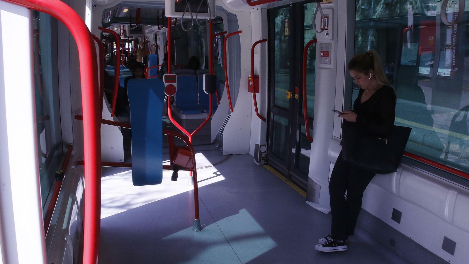 Interior del tranvía en el Prado a las doce de la mañana del viernes.