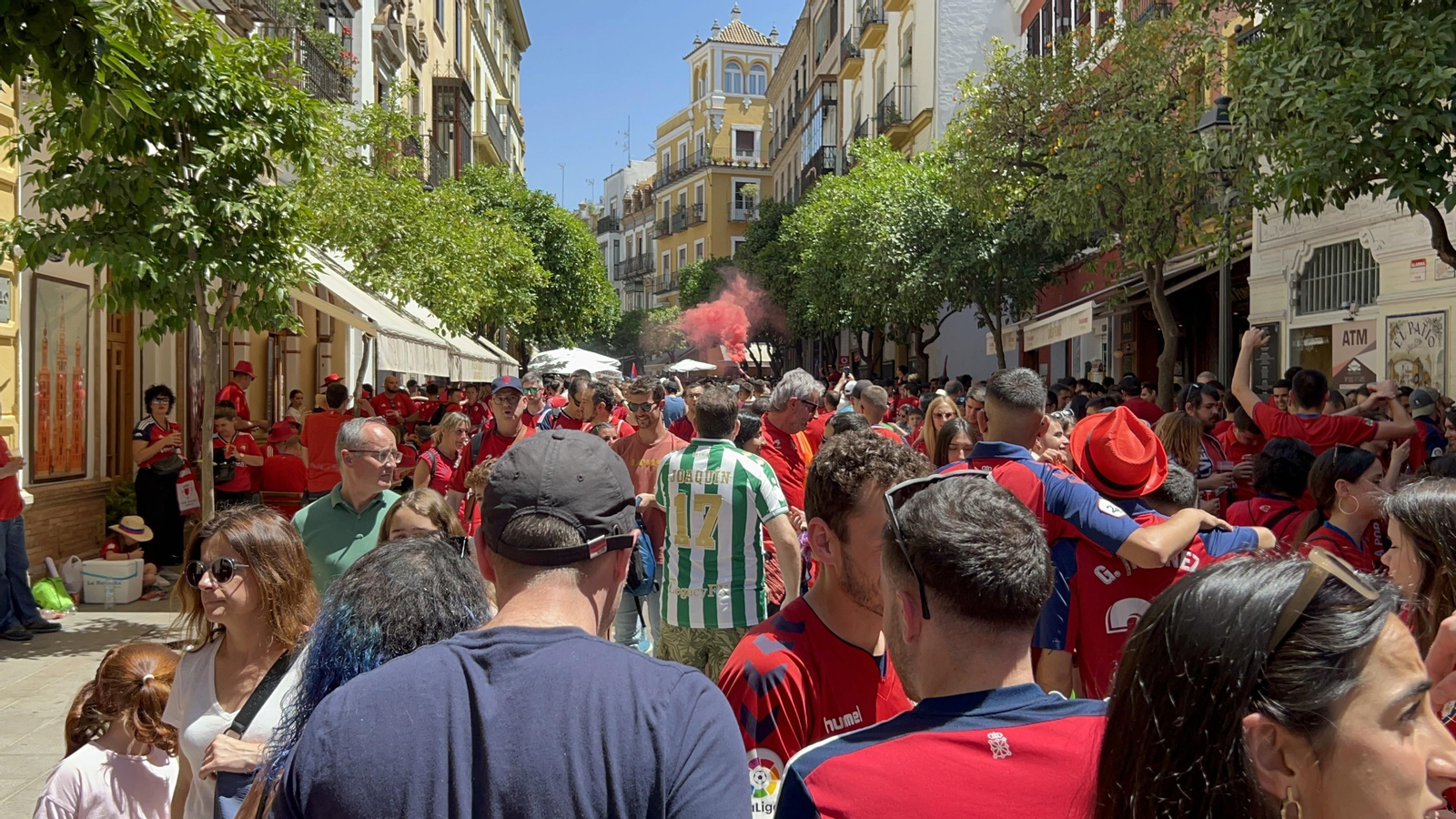 Búscate en la galería gráfica de las aficiones de Osasuna y Real Madrid en Sevilla