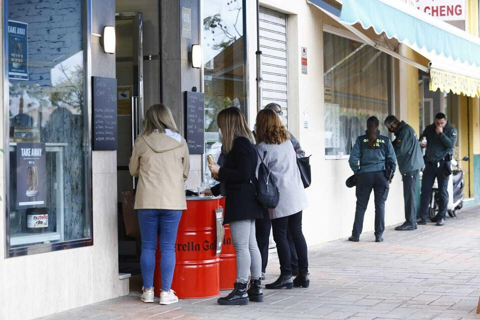 Desayunos para llevar en bares de la capital, que tiene su actividad no esencial cerrada.