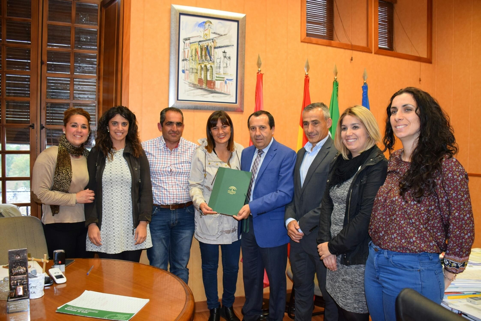 El delegado del Gobierno andaluz y la alcaldesa, ayer, tras la firma del convenio.