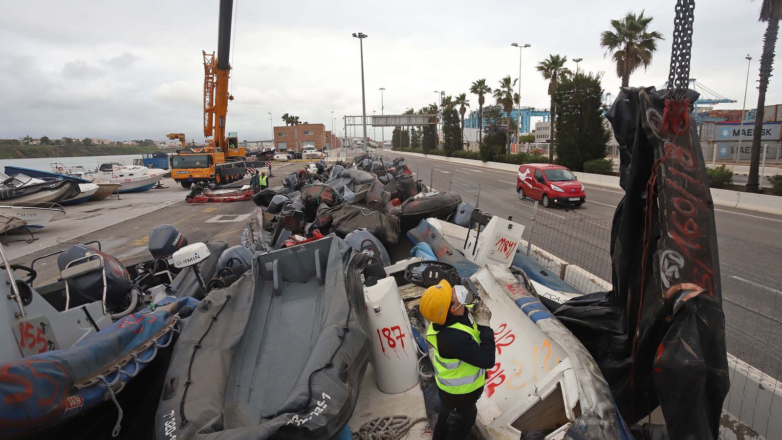 Fotos de la retirada de las narcoembarcaciones del puerto de Algeciras