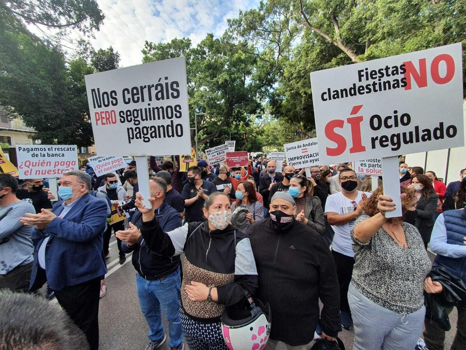 Fotos de la cacerolada de los hosteleros en Málaga, contras las medidas del Covid