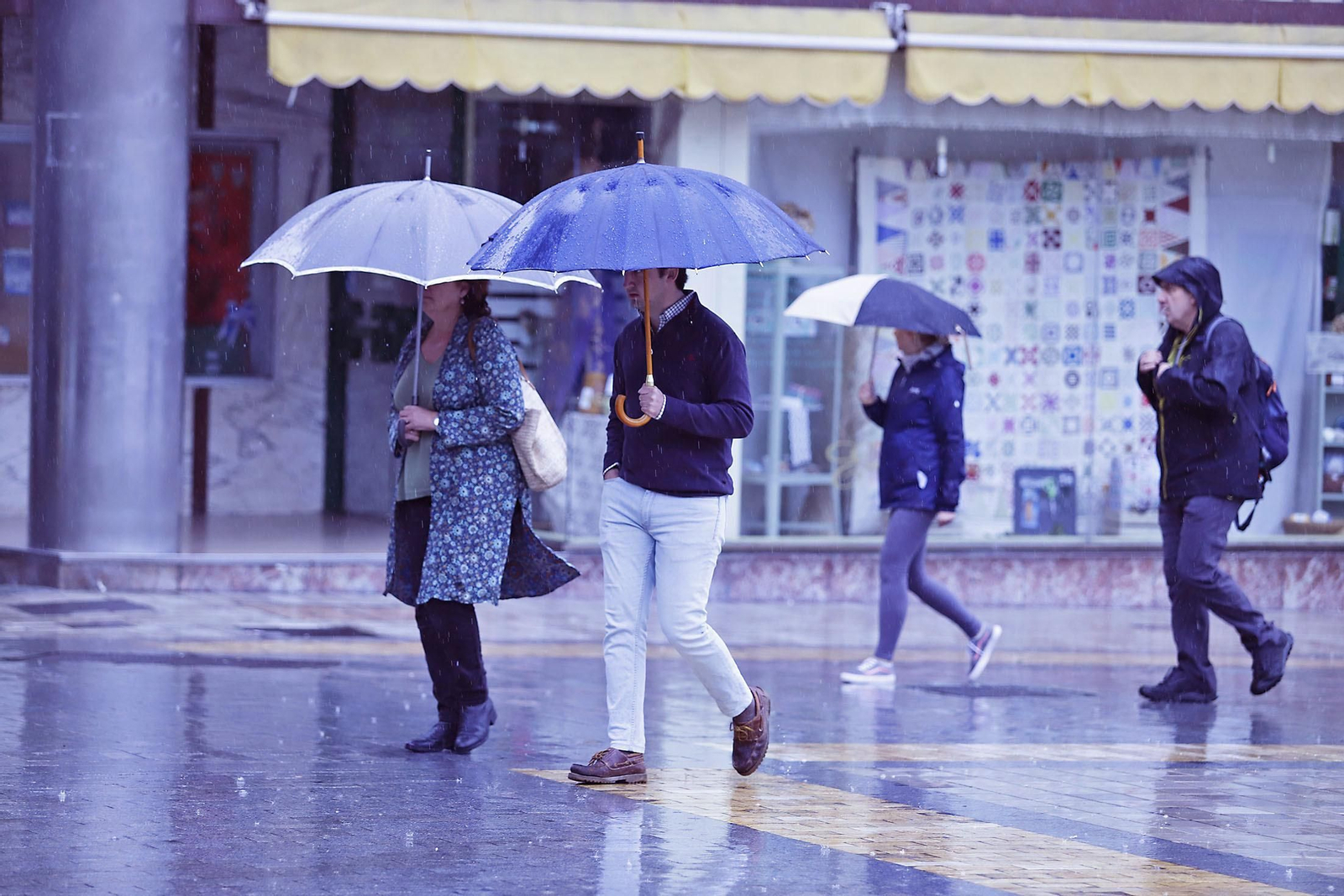 Imágenes de la mañana lluviosa de domingo en Huelva