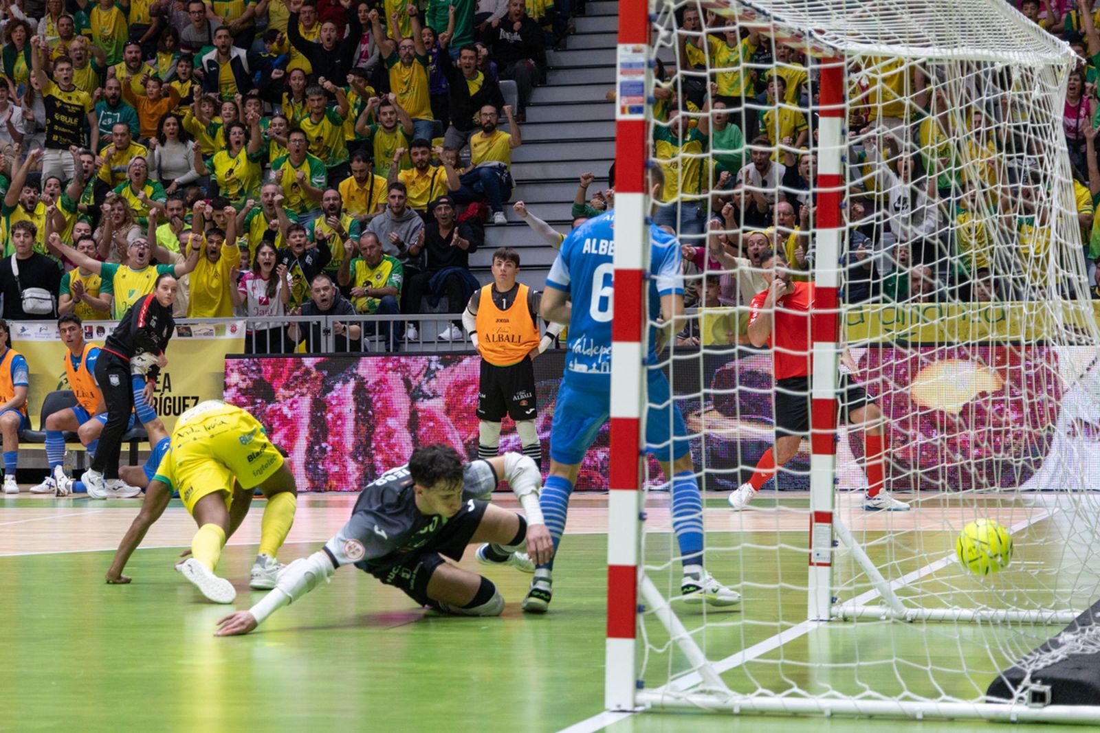 La goleada del Jaén Paraíso Interior FS ante el Viña Albali Valdepeñas, en imágenes