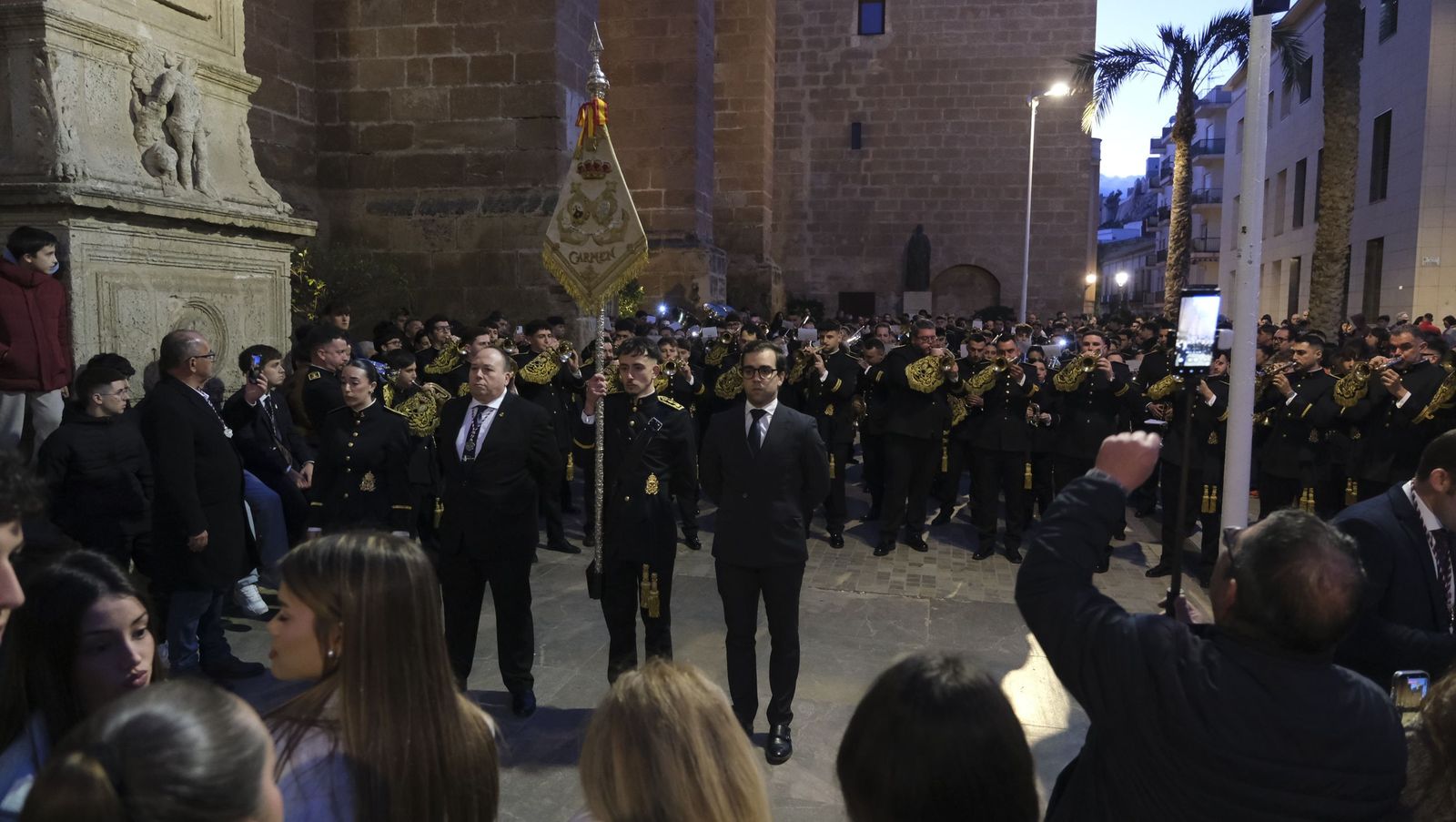 La Banda de Cornetas y Tambores Nuestra Señora del Carmen arropa al Cristo de Medinaceli, en imágenes