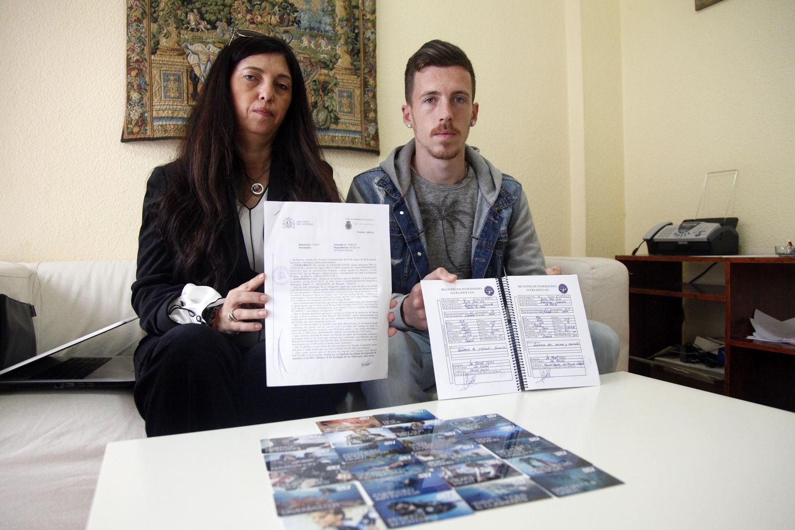 El joven con su letrada que sostiene la denuncia interpuesta por una presunta estafa.
