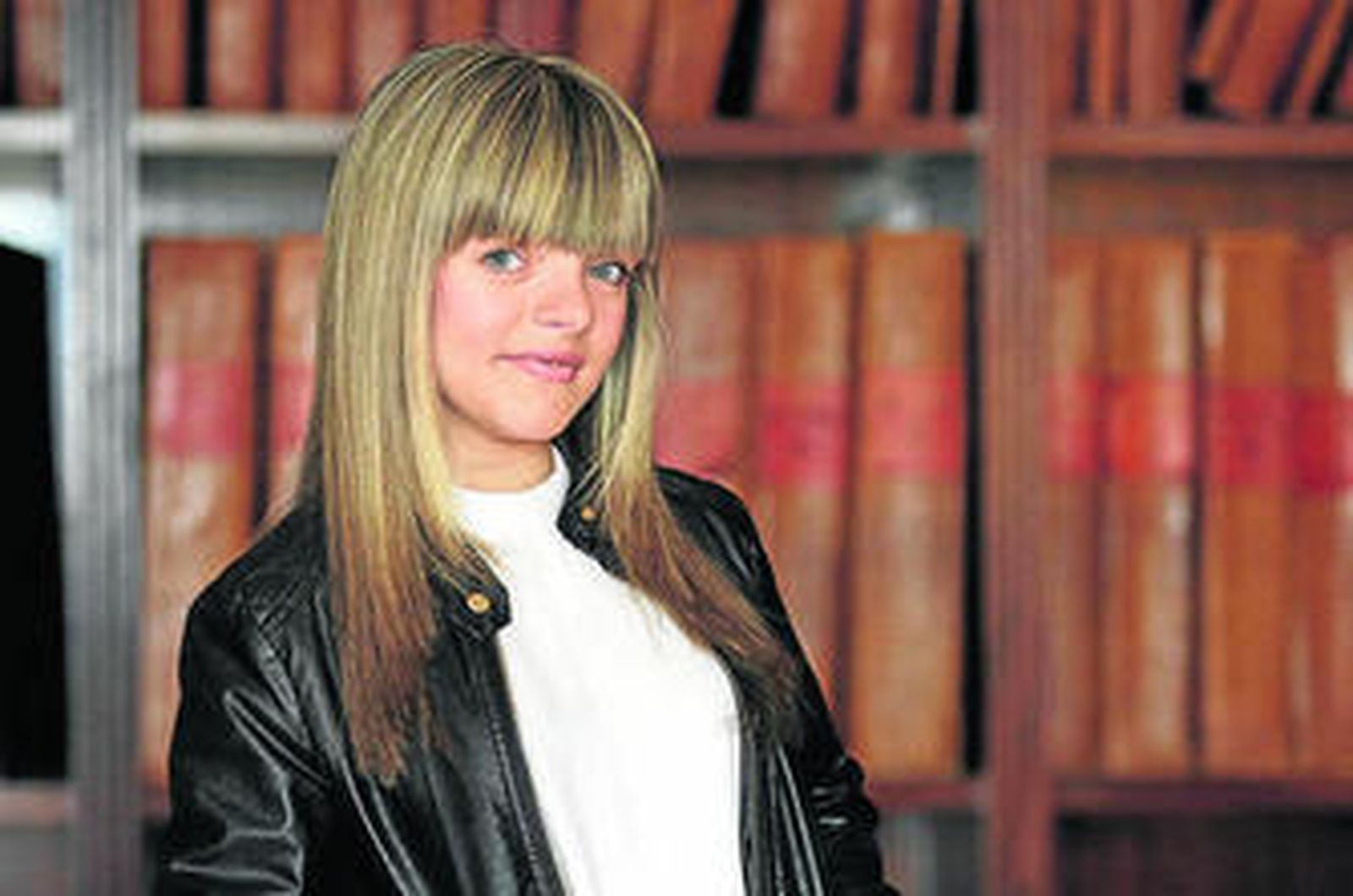 La joven cantante isleña Ángela Dionisio, en 'Diario de Cádiz'.