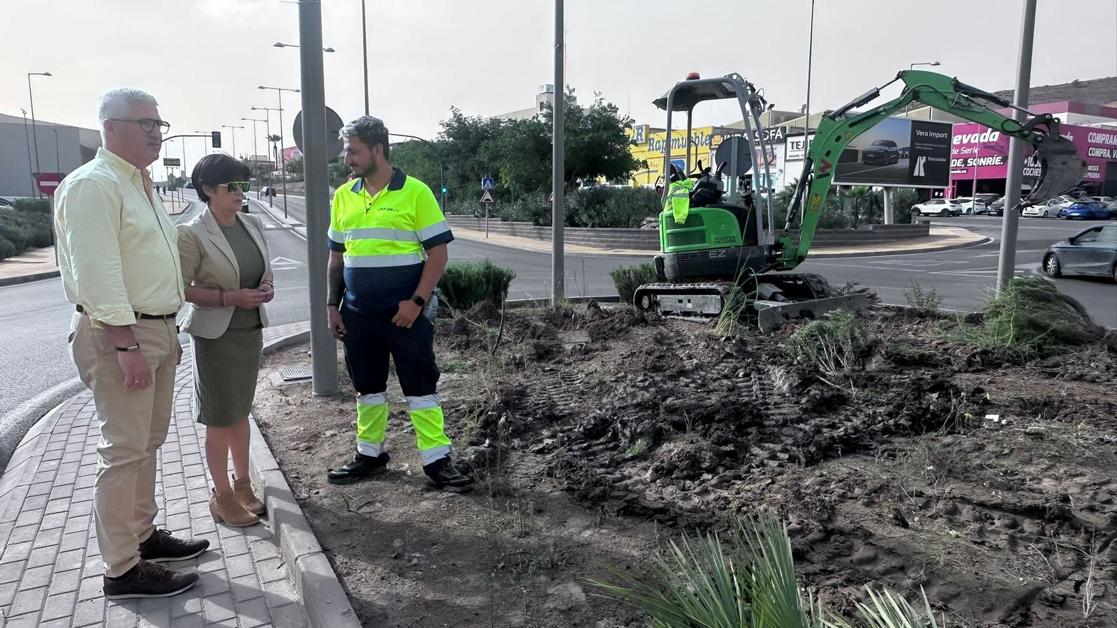 Visita a las obras de embellecimiento de la glorieta.