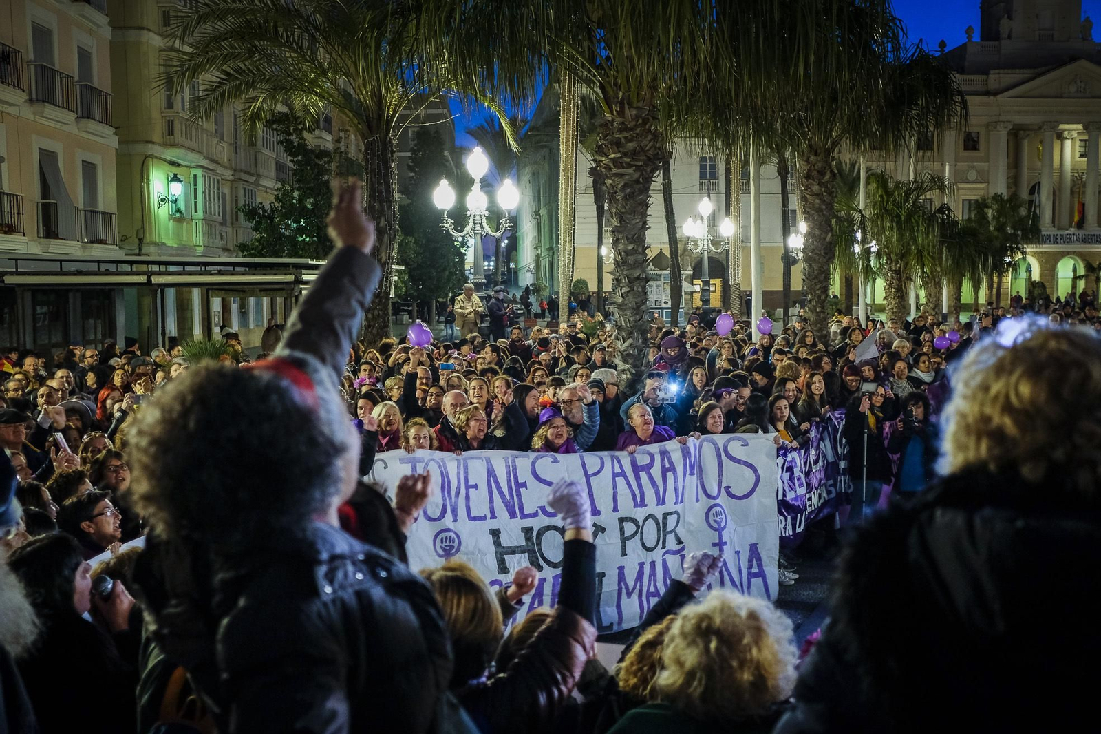 Concentración de colectivos feministas en la plaza de San Juan de Dios de Cádiz bajo el lema 'Ni un paso atrás'