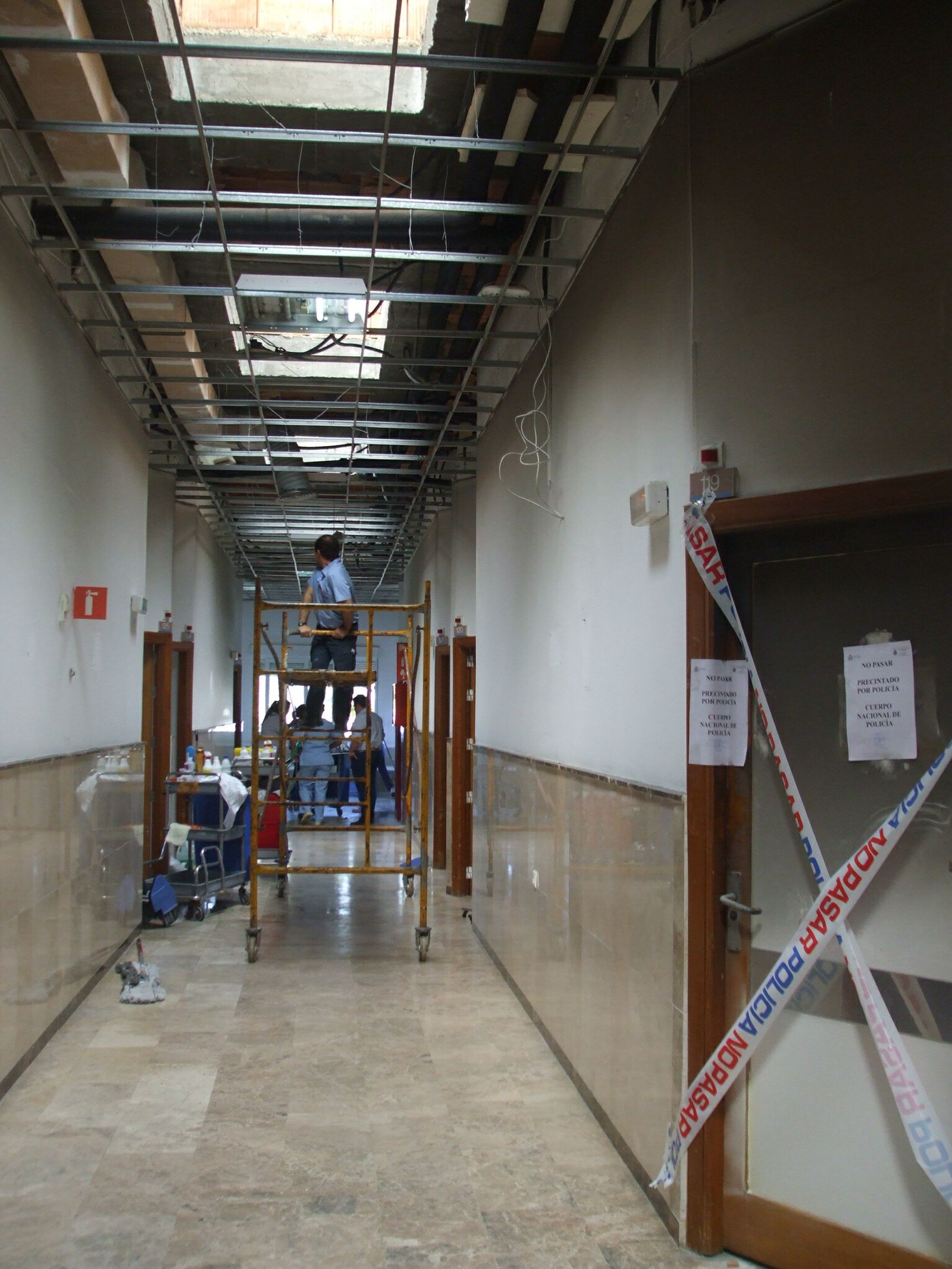 Trabajadores del hospital de Sanlúcar limpian la zona afectada por el incendio en 2014