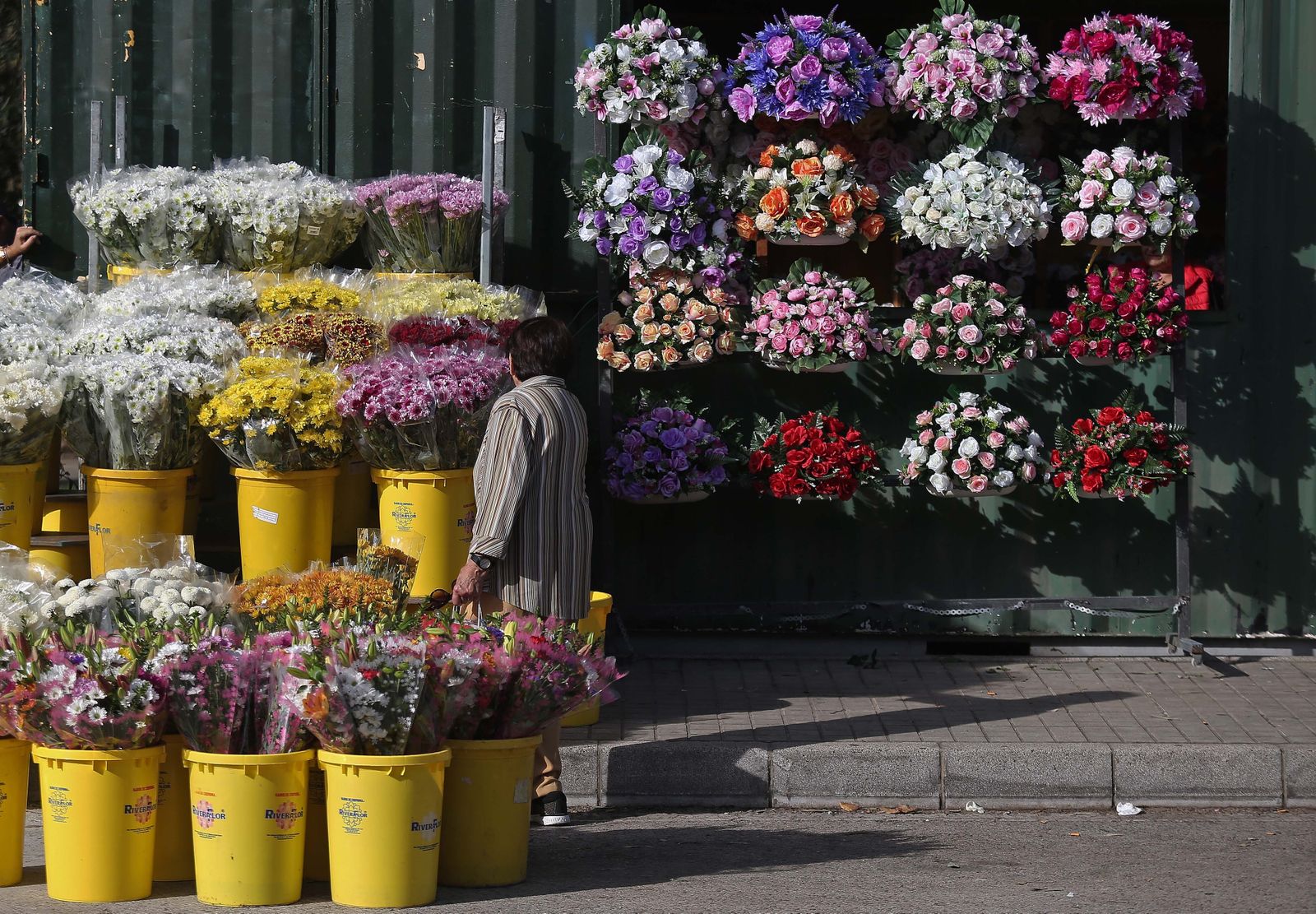 Fotos de los preparativos para los Tosantos en el cementerio de Algeciras