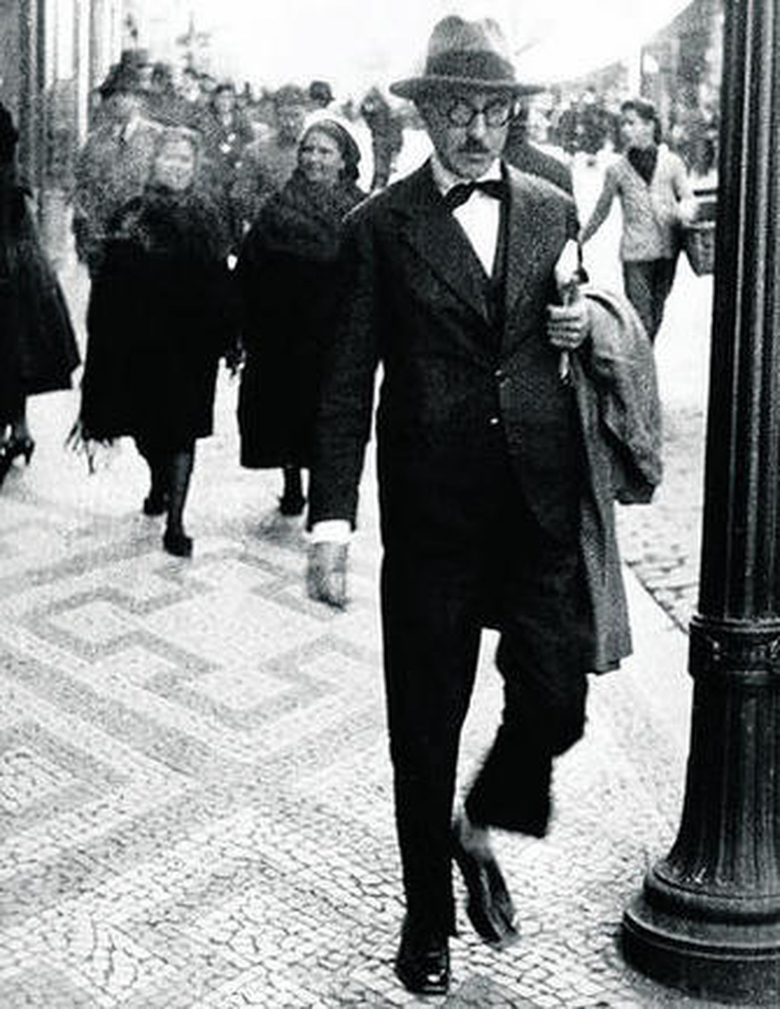 El hombre desdoblado. Tres imágenes de Pessoa cedidas por la editorial Páginas de Espuma, responsable de un volumen que reúne los cuentos del autor, un legado en el que hasta ahora destacaba el más célebre 'El banquero anarquista'.