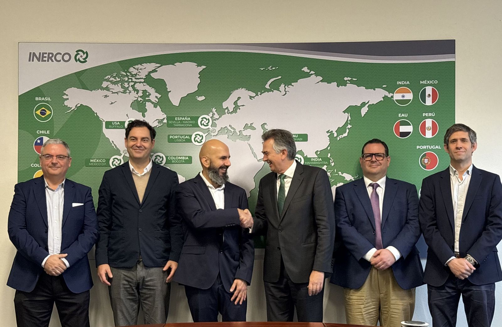 Jáser Abdel-Kader, consejero delegado de Secmotic, y Pedro Marín, presidente ejecutivo de Inerco, estrechan las manos tras la firma del acuerdo.