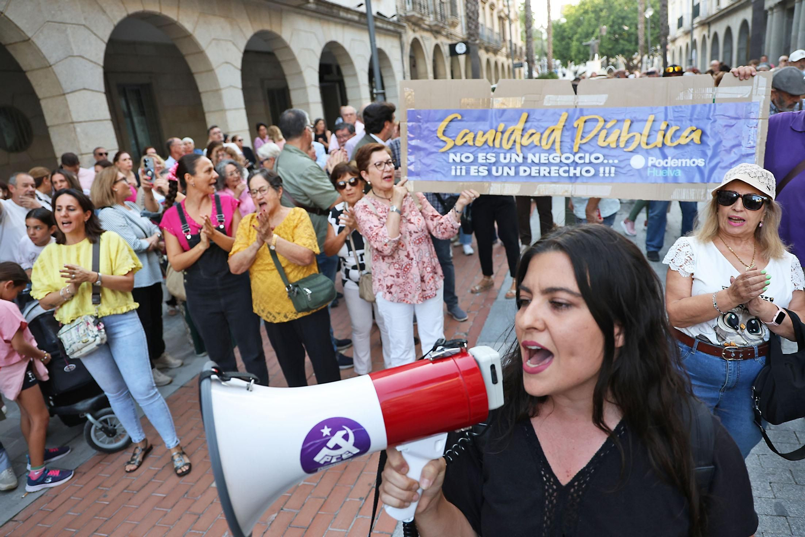 Concentración en Huelva de protesta por la polémica con los cribados de cáncer de mama en Andalucía