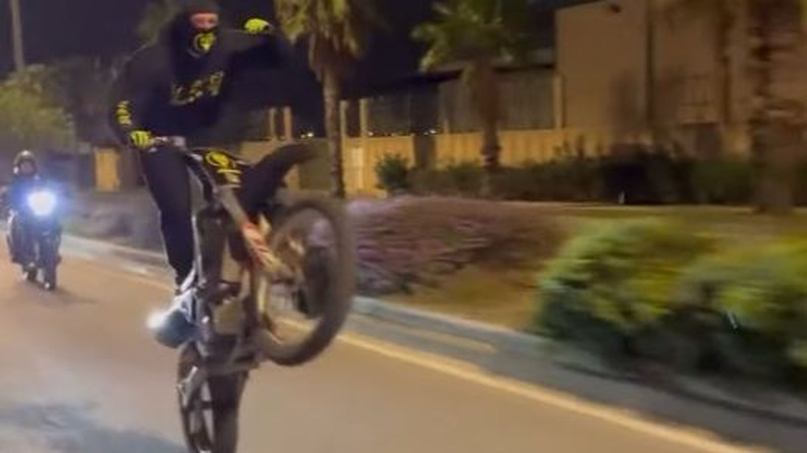 Un conductor, haciendo un caballito con una motocicleta