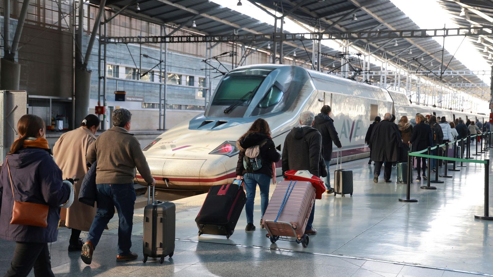 Viajeros suben a un tren AVE en la estación María Zambrano de Málaga.