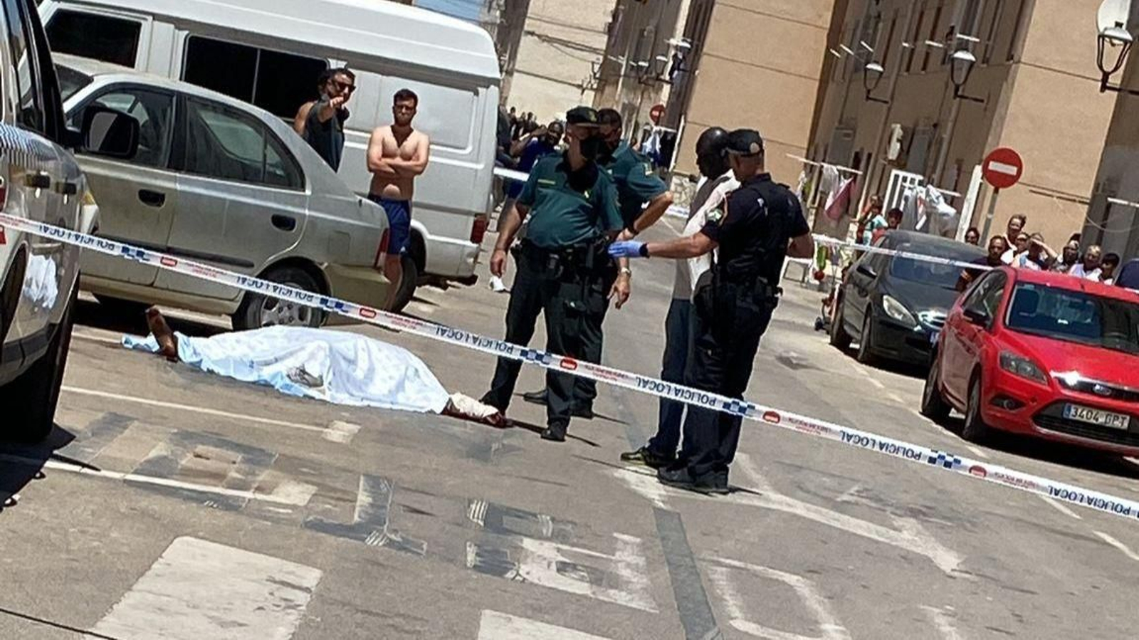 El cadáver aún en plena calle de Garrucha tras el asesinato en julio de 2022.