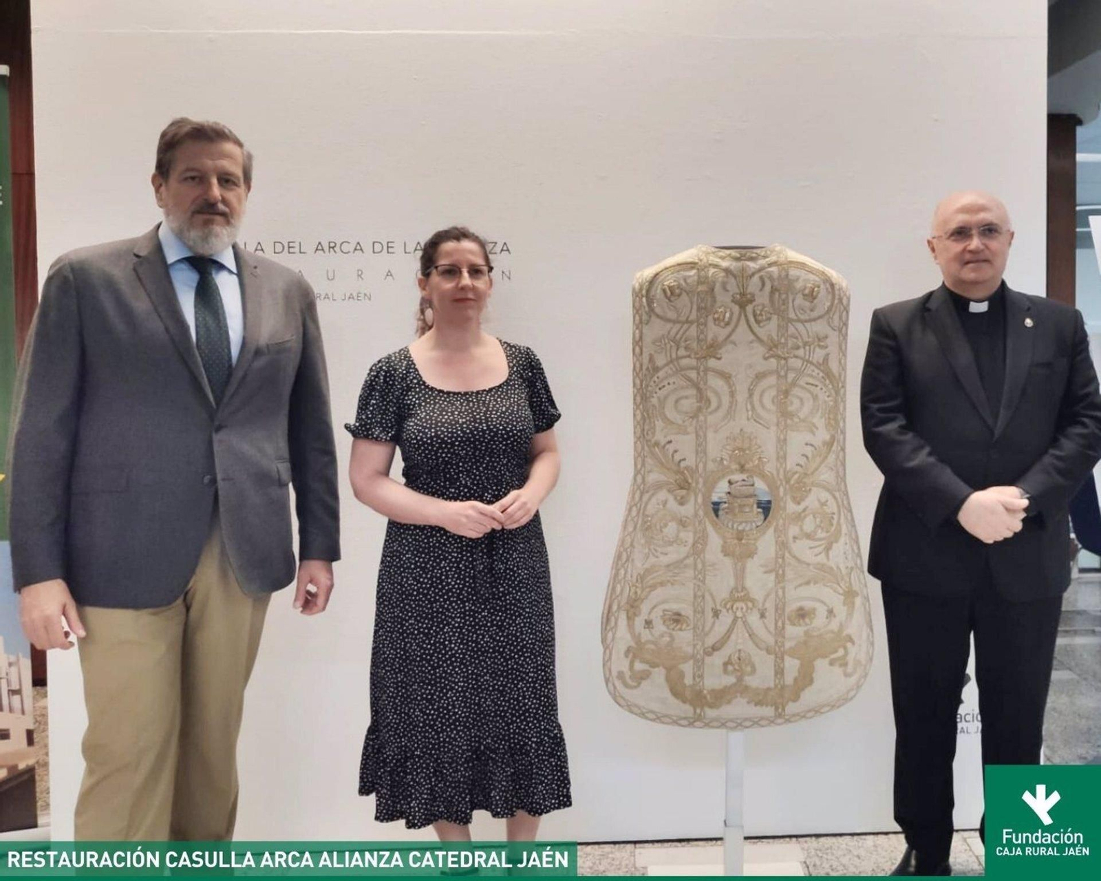 Presentación de la casulla del Arca de la Alianza de la Catedral de Jaén (siglo XVIII).