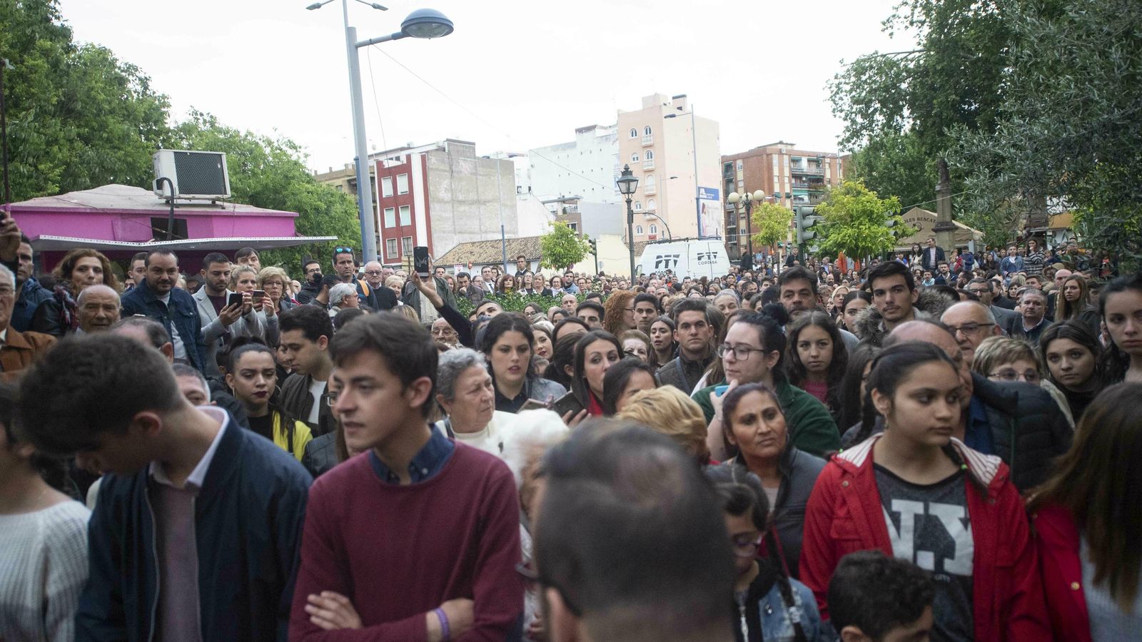 Centenares de personas esperan para ver al Esparraguero
