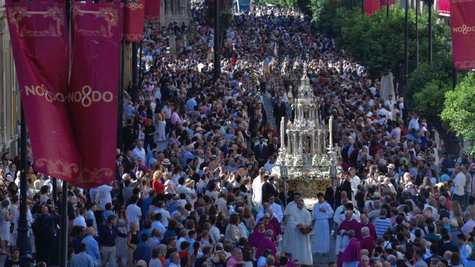 La custodia grande de la procesión del Corpus por la Avenida.