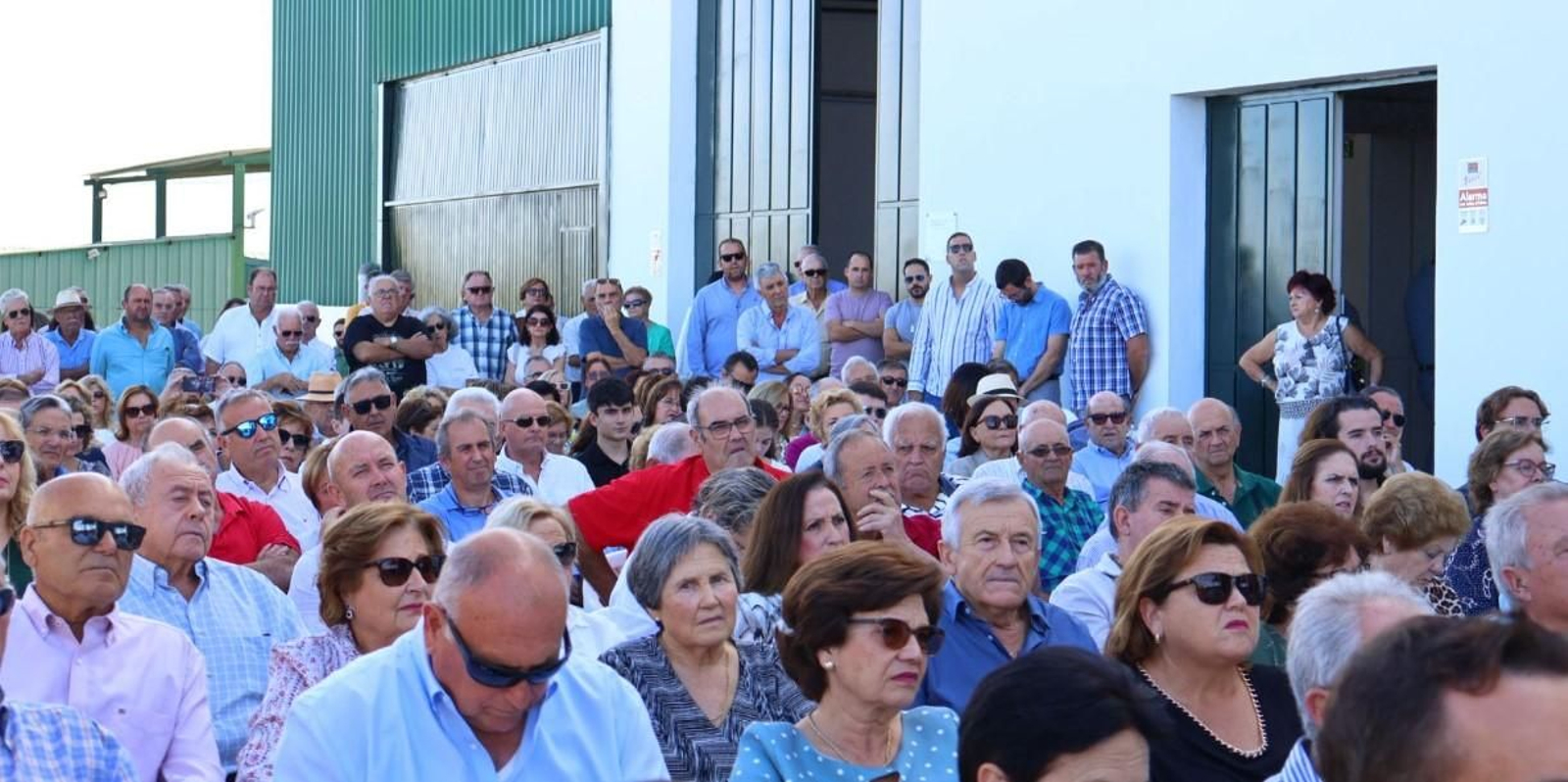 Los socios llenan el patio de la Cooperativa Olivarera San Sebastián.