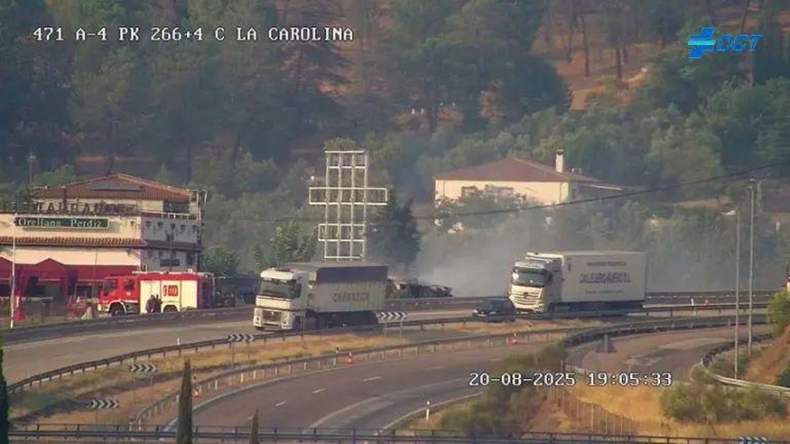 Camión fuera de vía en la A-4, en La Carolina.