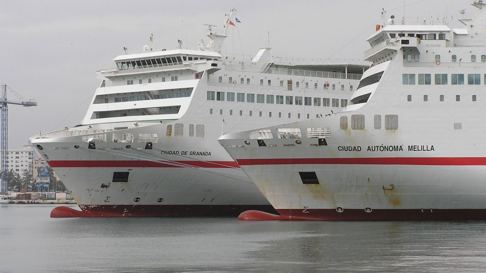 Los dos ferris, juntos en el puerto.