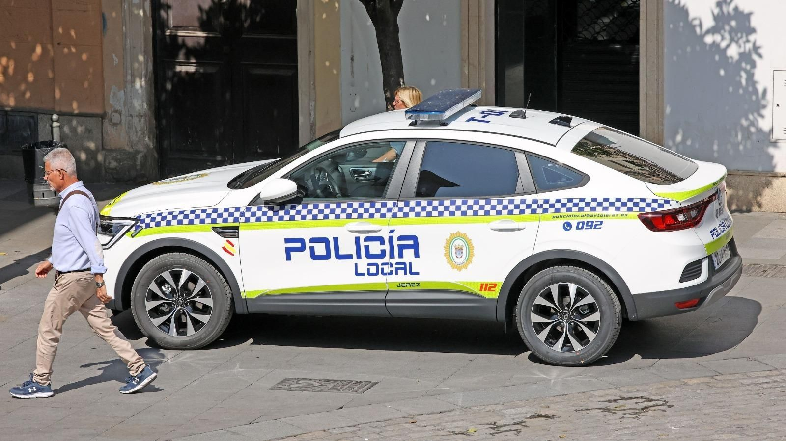 Un vehículo de Policía Local, en el centro de Jerez. Un vehículo de Policía Local, en el centro de Jerez.