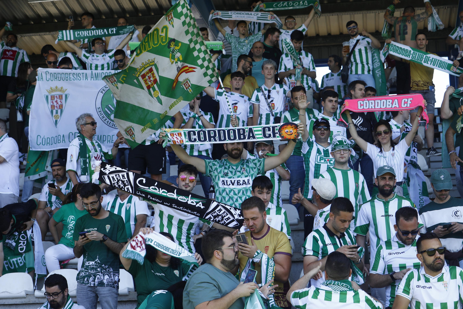 Las mejores fotos de la afición del Córdoba CF en el partido ante la Ponferradina en El Toralín Las mejores fotos de la afición del Córdoba CF en el partido ante la Ponferradina en El Toralín