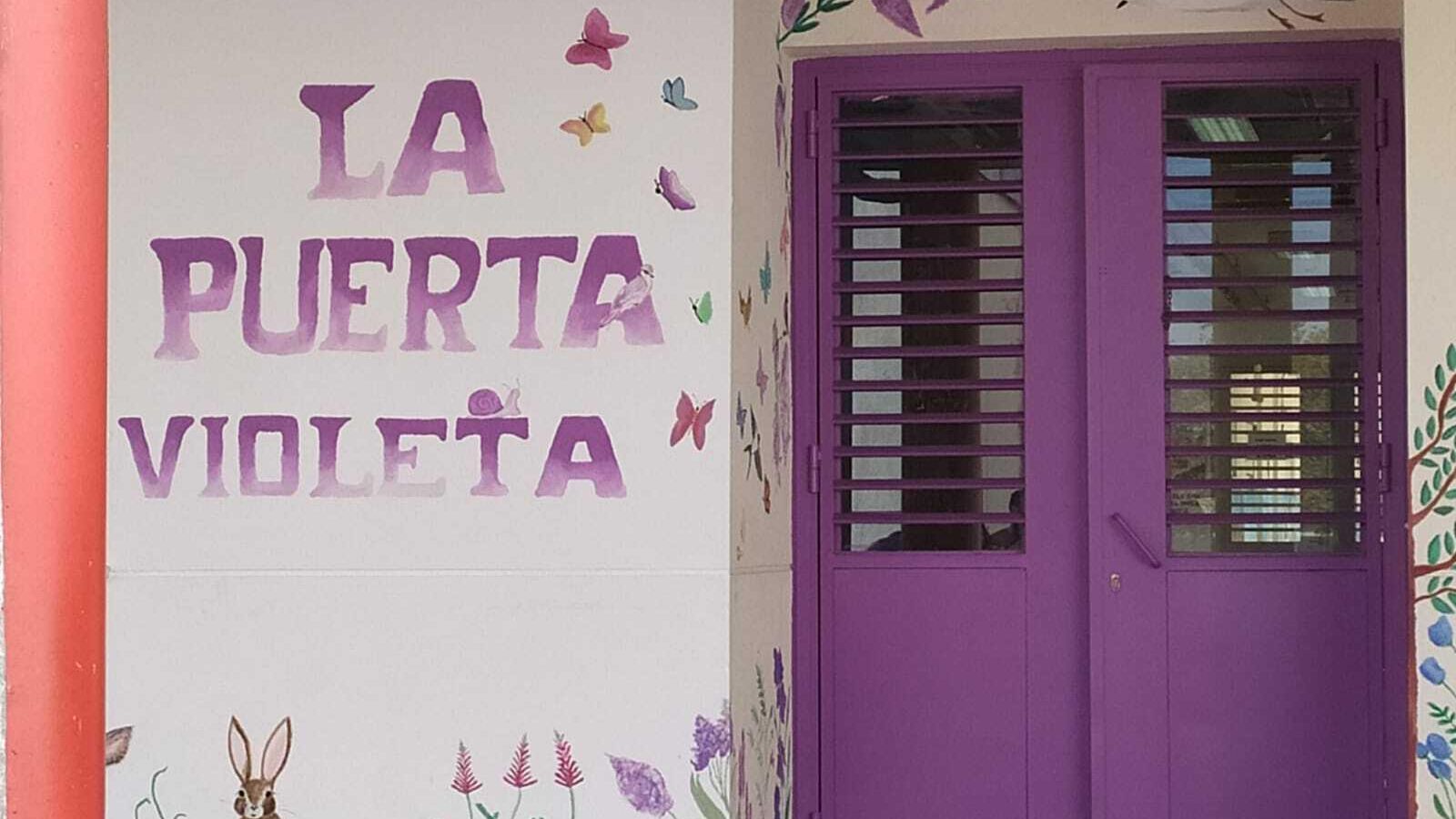 Puerta violeta inaugurada en el centro.