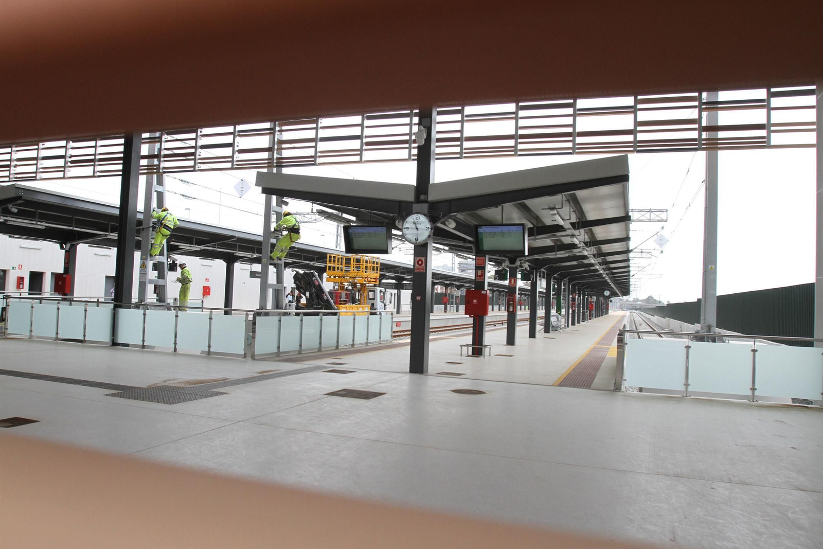 Los últimos preparativos de la estación de tren, en imágenes