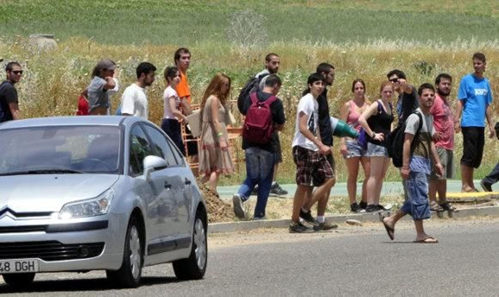 Un centenar de profesores y alumnos cortan la SE-30 junto a la UPO