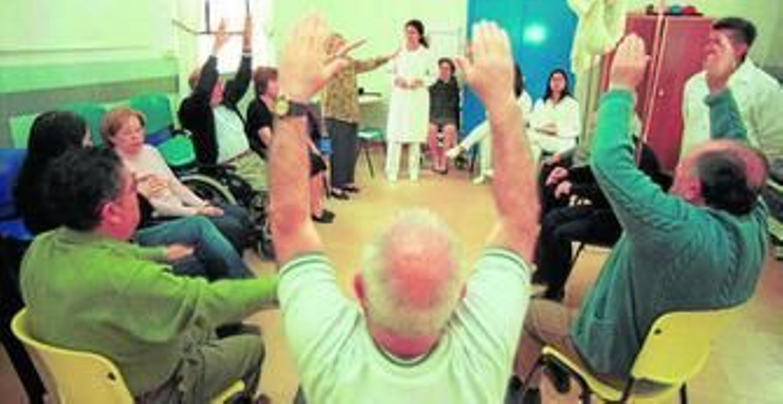 Enfermos de párkinson hacen ejercicios de rehabilitación en grupo.