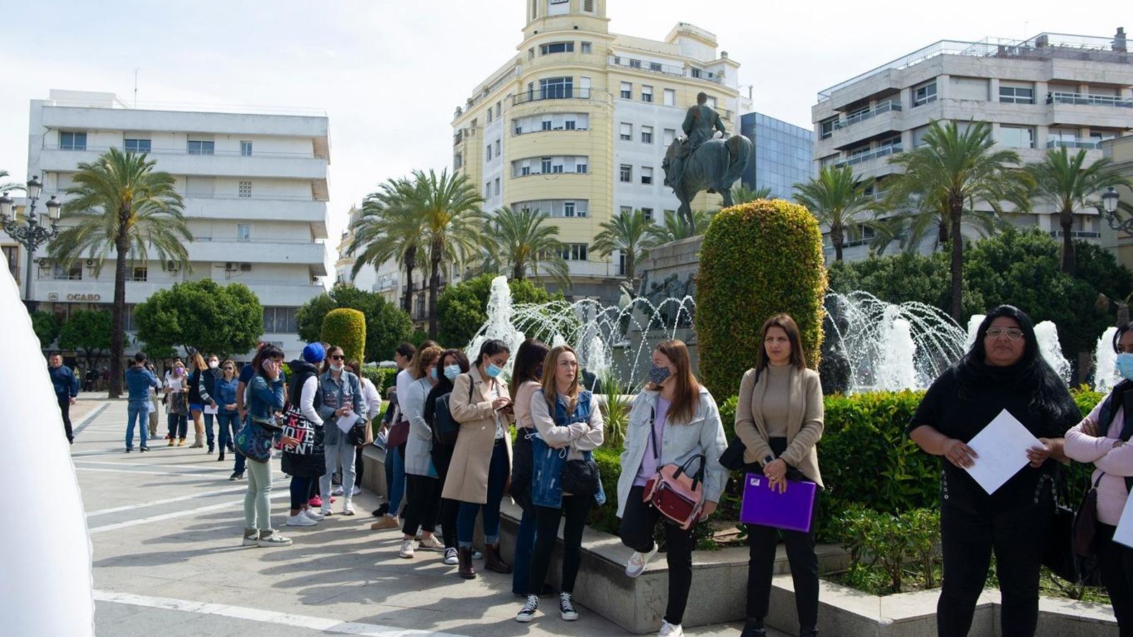 Colas de los candidatos y candidatas ante el Autobús de Clece