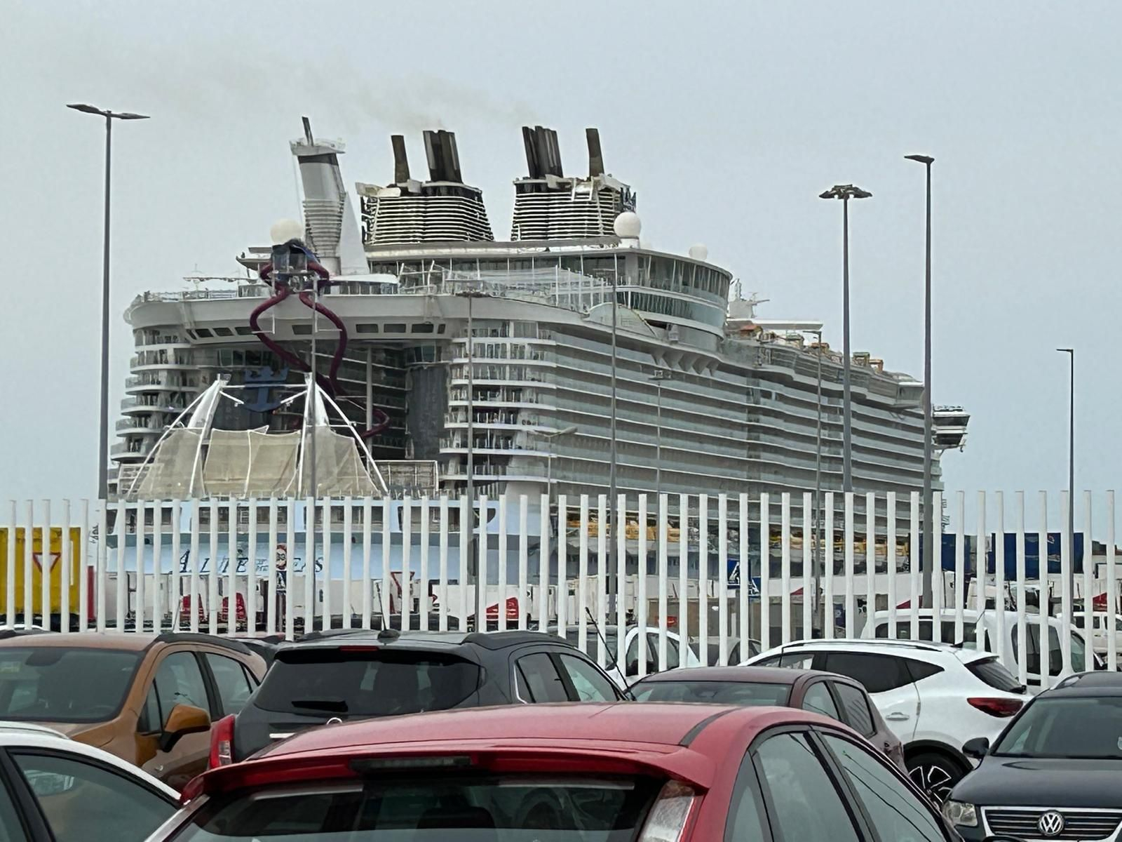 El Allure of the Seas, atracado en el Muelle Marqués de Comillas del puerto de Cádiz, minutos antes de zarpar rumbo a Barcelona tras su larga y millonaria estancia en el dique de Navantia