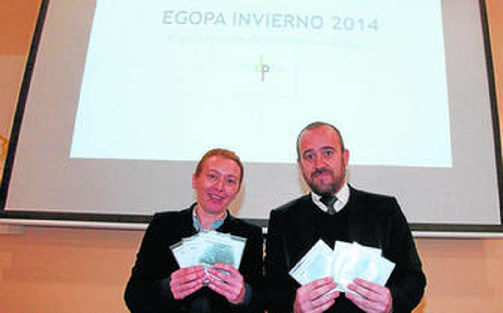 Carmen Ortega, directora del Cadpea, y Ángel Cazorla, director del Trabajo de Campo muestran el Egopa.