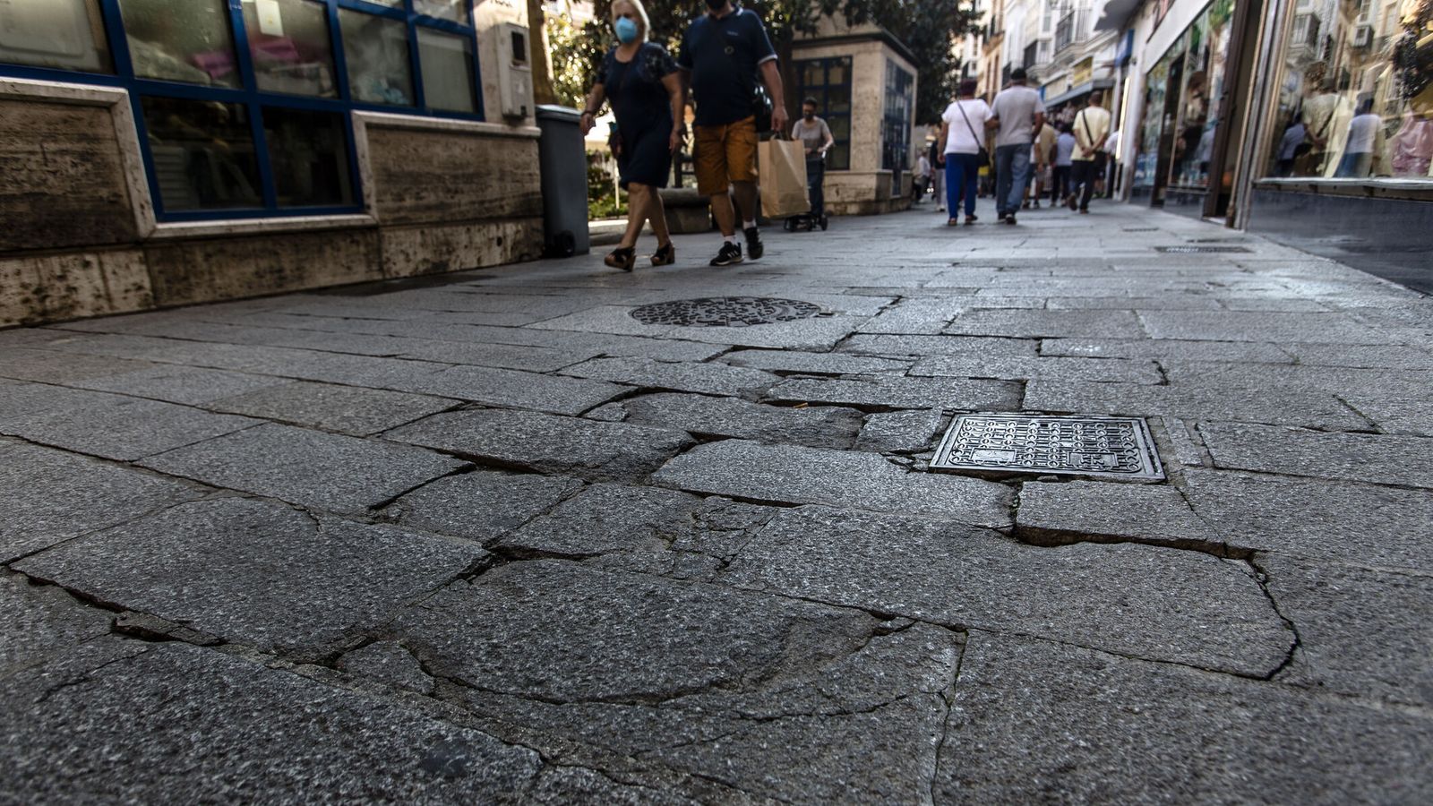 Pavimento en mal estado en la plaza de Las Flores.